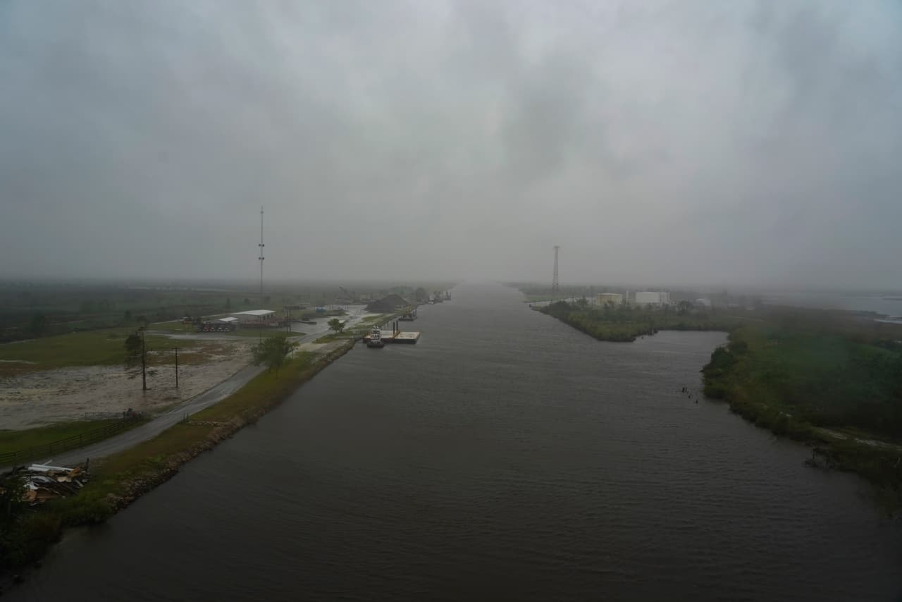 Esta semana
<b>marcó la sexta vez de la temporada actual que Louisiana se ha visto amenazada por tormentas tropicales o huracanes.</b> Las nubes oscuras sobre el Refugio Nacional de Vida Silvestre Cameron Prairie se acentúan mientras dejan caer la lluvia.
<br>