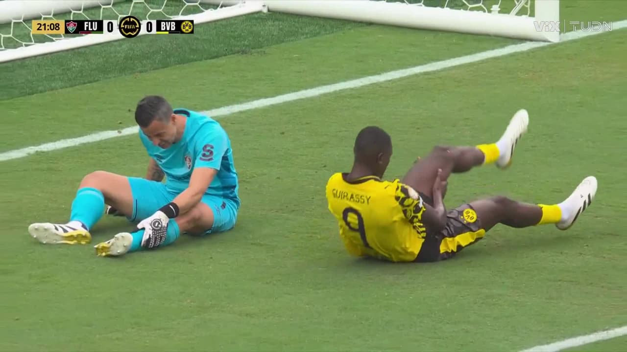 ¡Cerca Guirassy! El jugador del BVB no logra llegar al remate