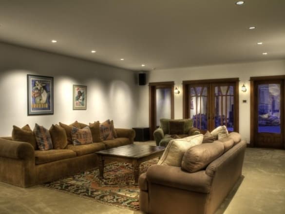 En la cocina hay estupendos gabinetes de madera oscura y fina, encimeras de acero grisáceo.