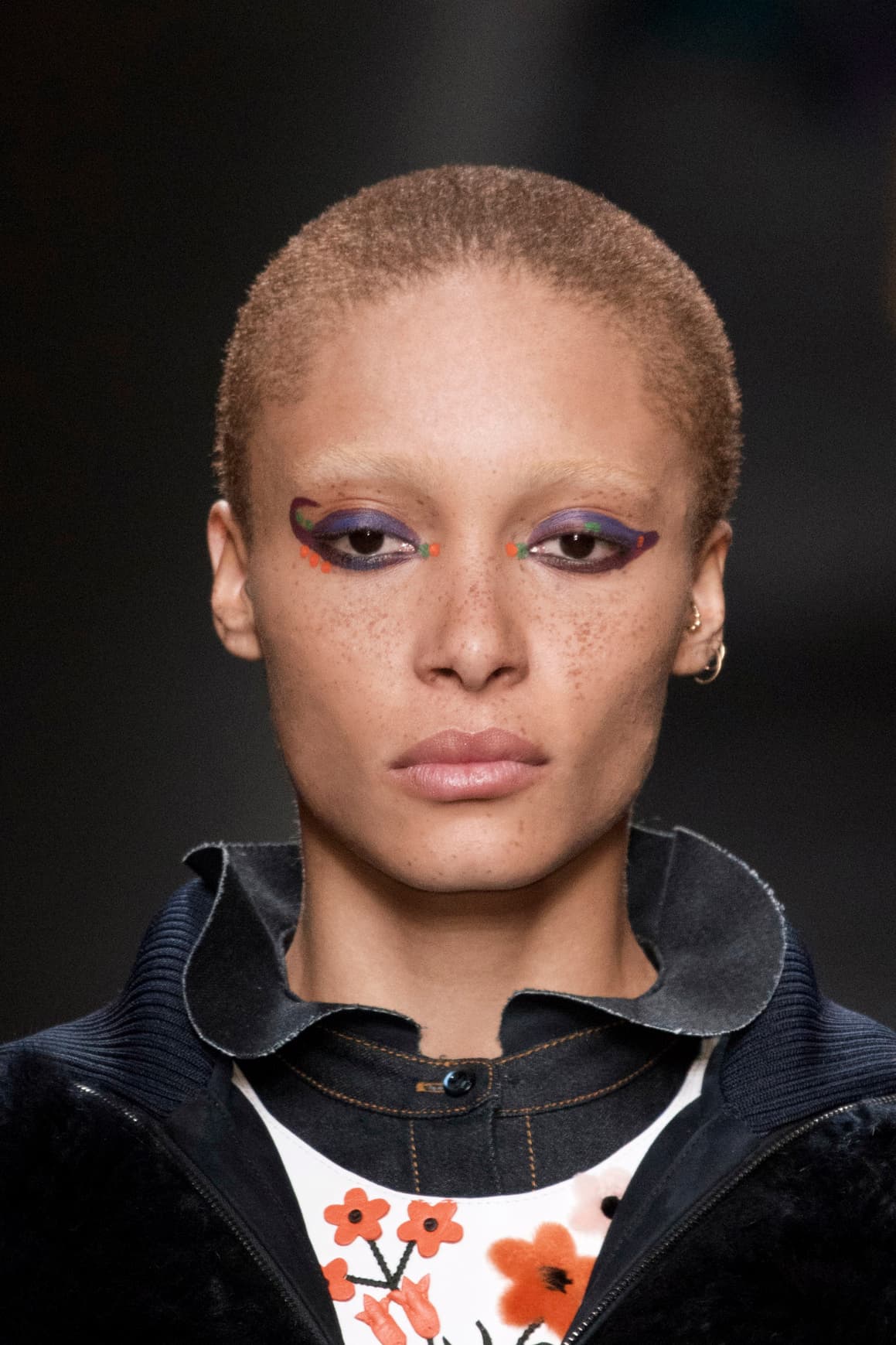 El maquillaje que vimos en el desfile de 
<a href="http://www.vogue.com/fashion-shows/fall-2016-ready-to-wear/fendi">Fendi</a> es perfecto para un disfraz inspirado en los años 70. Puedes imitar estos motivos con colores morados y naranjas, así se evidencia el toque retro. Además puedes llevar estos diseños en las mejillas y en los labios.
<br>