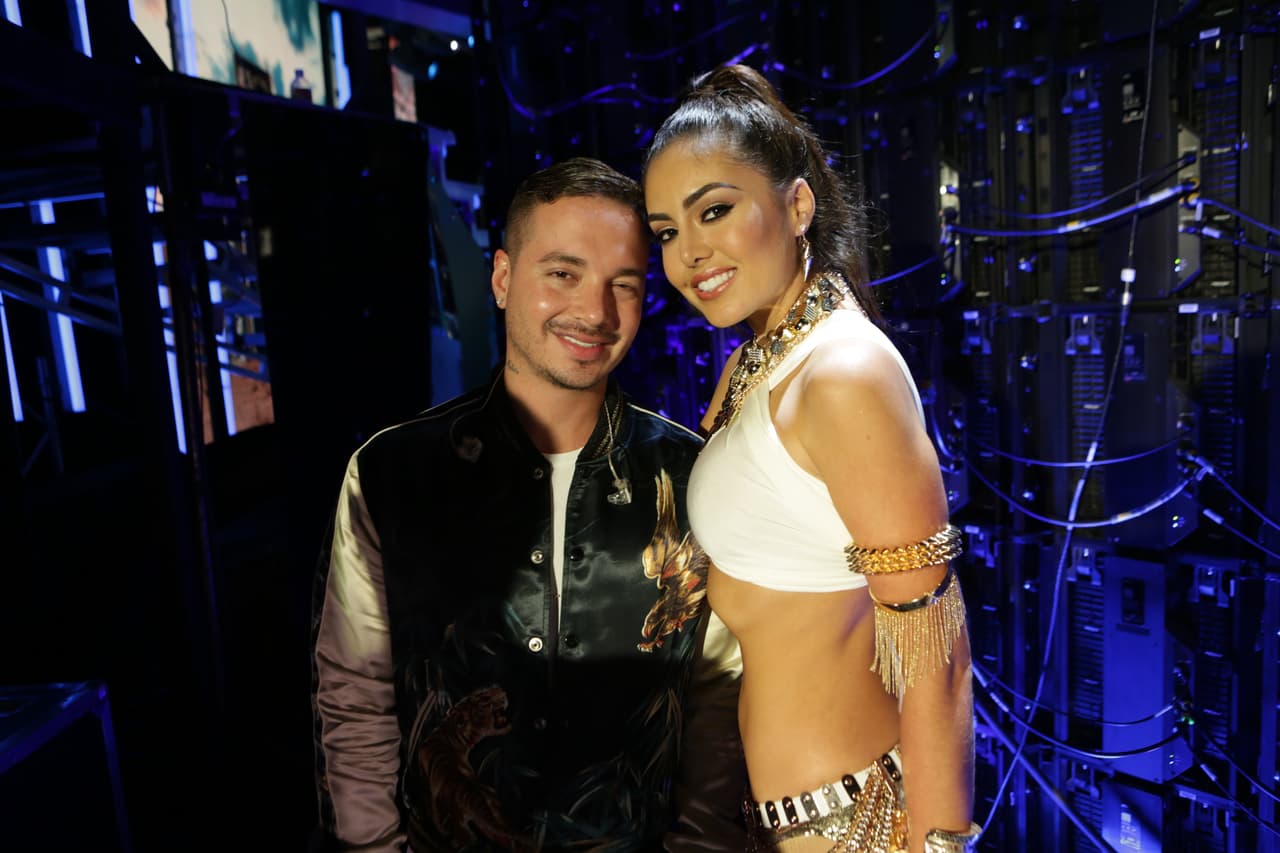 Detrás de cámaras las chicas nos sorprenden cargadas de artillería pesada… pero de belleza y sensualidad.