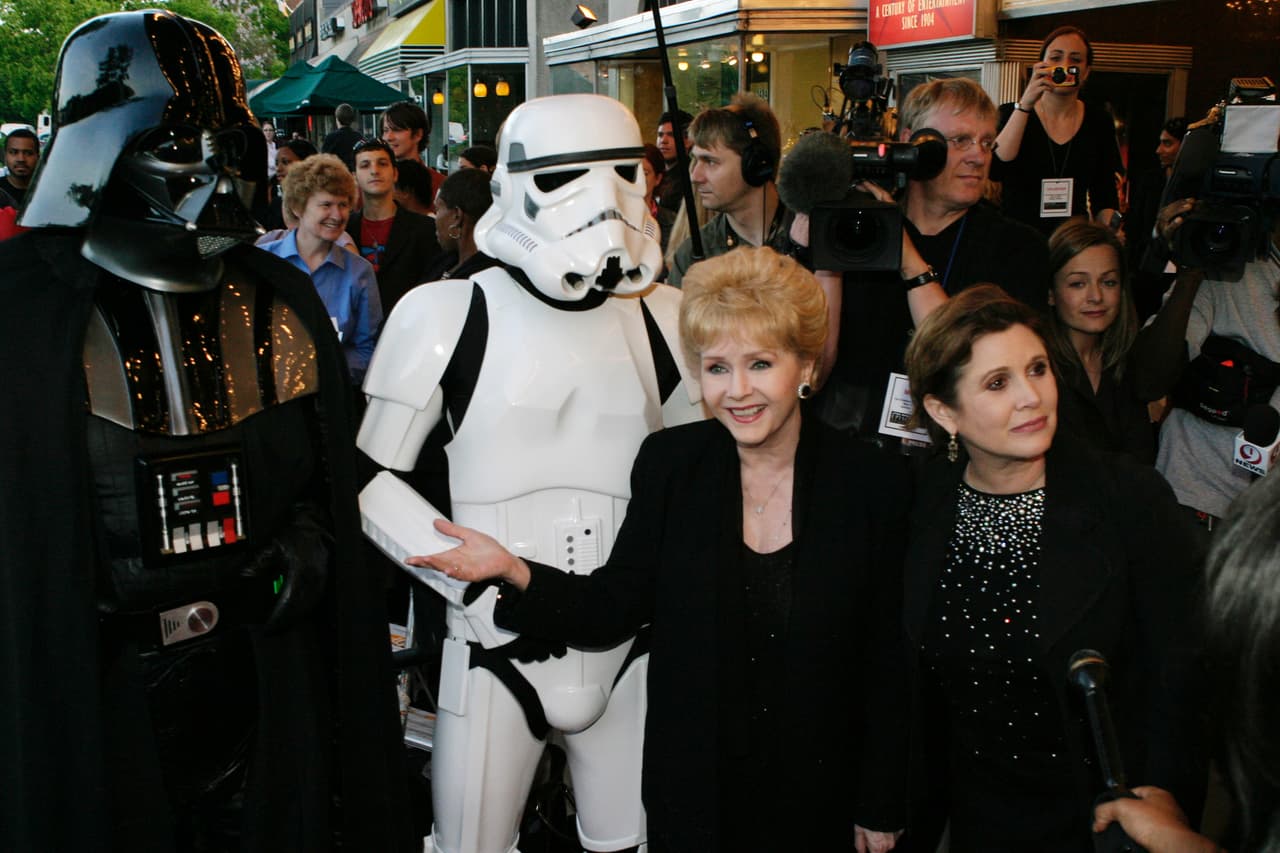 Carrie Fisher con su mamá, la actriz Debbie Reynolds, en la premier de 'Star Wars Episode III: Revenge of the Sith,' en el Loews Cineplex Uptown Theatre el 12 de mayo de 2005 en Washington, DC. Shaun Heasley/Getty Images.