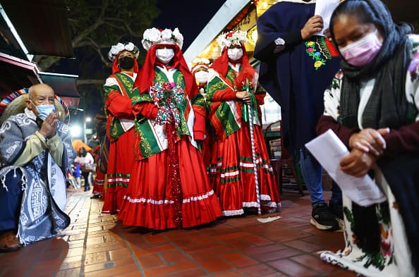 Este año, la tradición se retomó con creyentes, pastores y ángeles usando
<a href="https://www.univision.com/local/los-angeles-kmex/california-uso-mascarillas-aumento-contagios-coronavirus">mascarilla</a> y respetando el distanciamiento social.