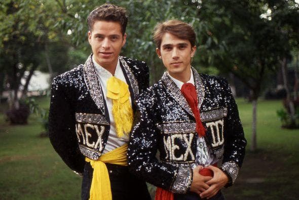 <b>Víctor Noriega</b> sin duda alguna fue un galán de los años 90, el actor protagonizó varios melodramas después de ser parte del exitoso grupo musical 'Garibaldi', en el cual compartió escenario con
<b>Sergio Mayer</b> y
<b>Patricia Manterola</b>.