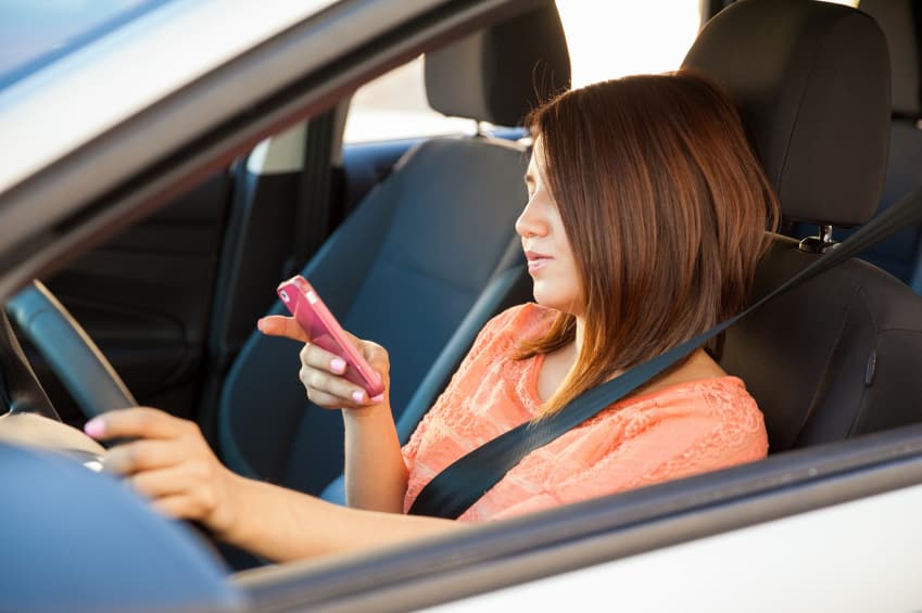 Para más información sobre los peligros de las distracciones detrás del volante, visita www.ItCanWait.com.