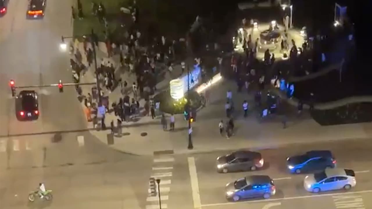 Cientos de jóvenes causan caos en Old Town; la Policía los dispersa