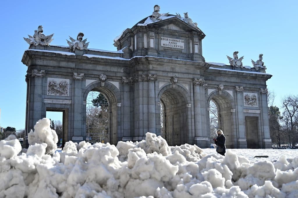 Imagen de la Puerta de Alcala después de que tuviera lugar la nevada de más de 30 horas. Se espera que el temporal traiga un descenso récord en las temperaturas en buena parte del país.