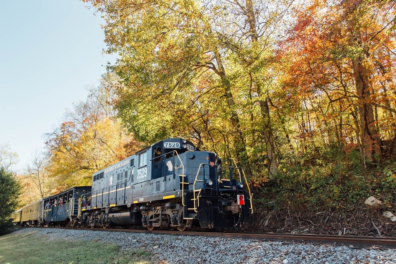 Los pasajeros disfrutan de todo lo que las ciudades tienen para ofrecer durante una escala de dos horas antes de tomar el viaje de regreso de una hora a través del bosque escénico y de regreso al depósito en Blue Ridge, Georgia.