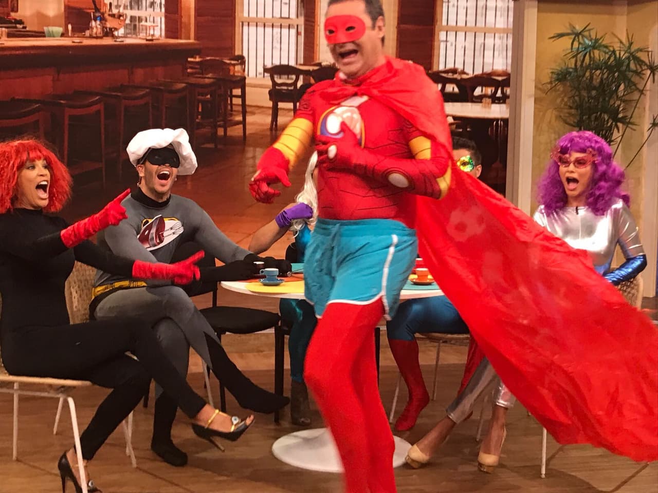 Súper Camarón llegó tarde, pero no podía perderse esta reunión de héroes.