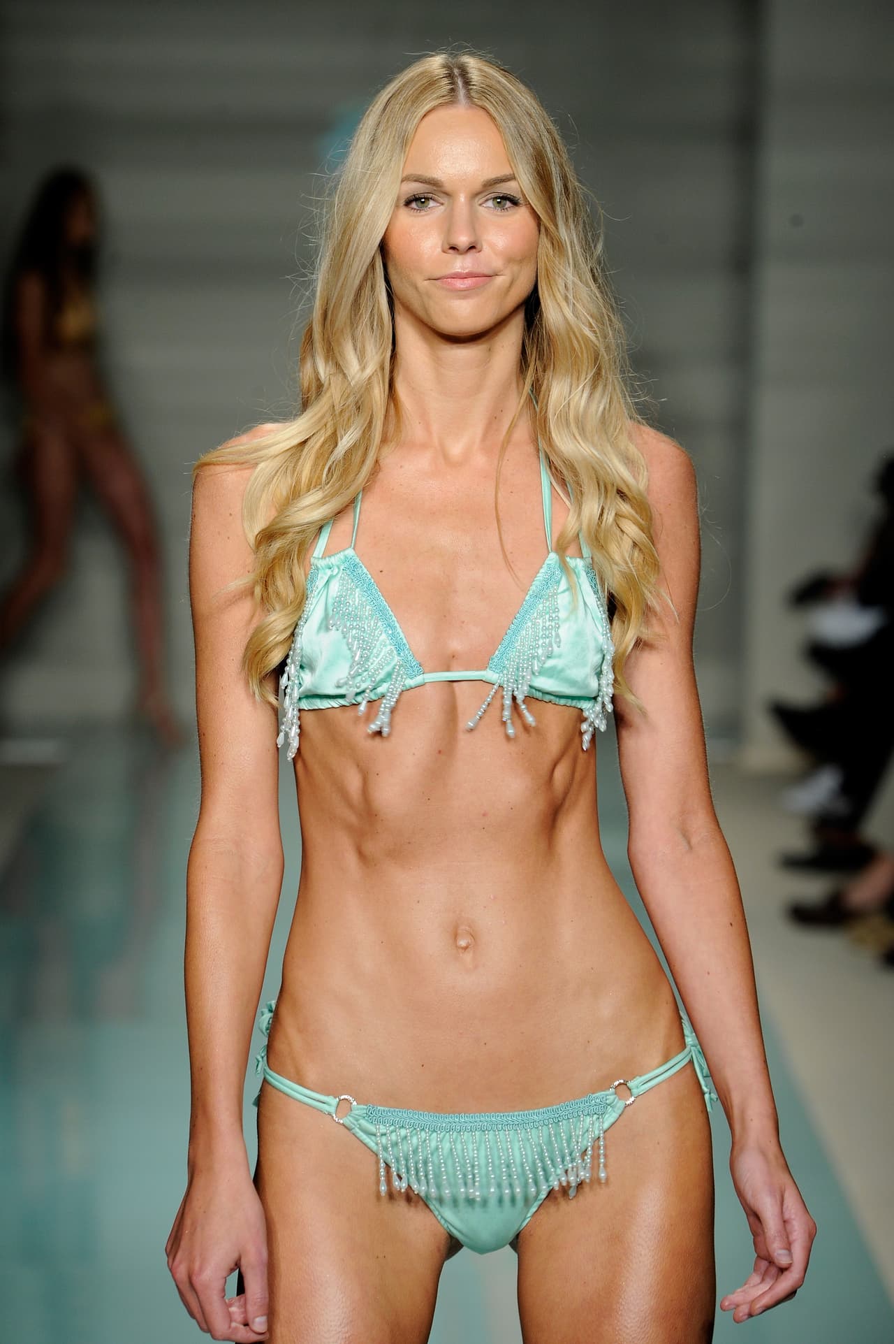 Con aires más románticos y setenteros, apostando por mini bikinis con detalles y flecos, Du Aqua puso sobre la pasarela del Miami Swim Week trajes de baño de un solo tono.