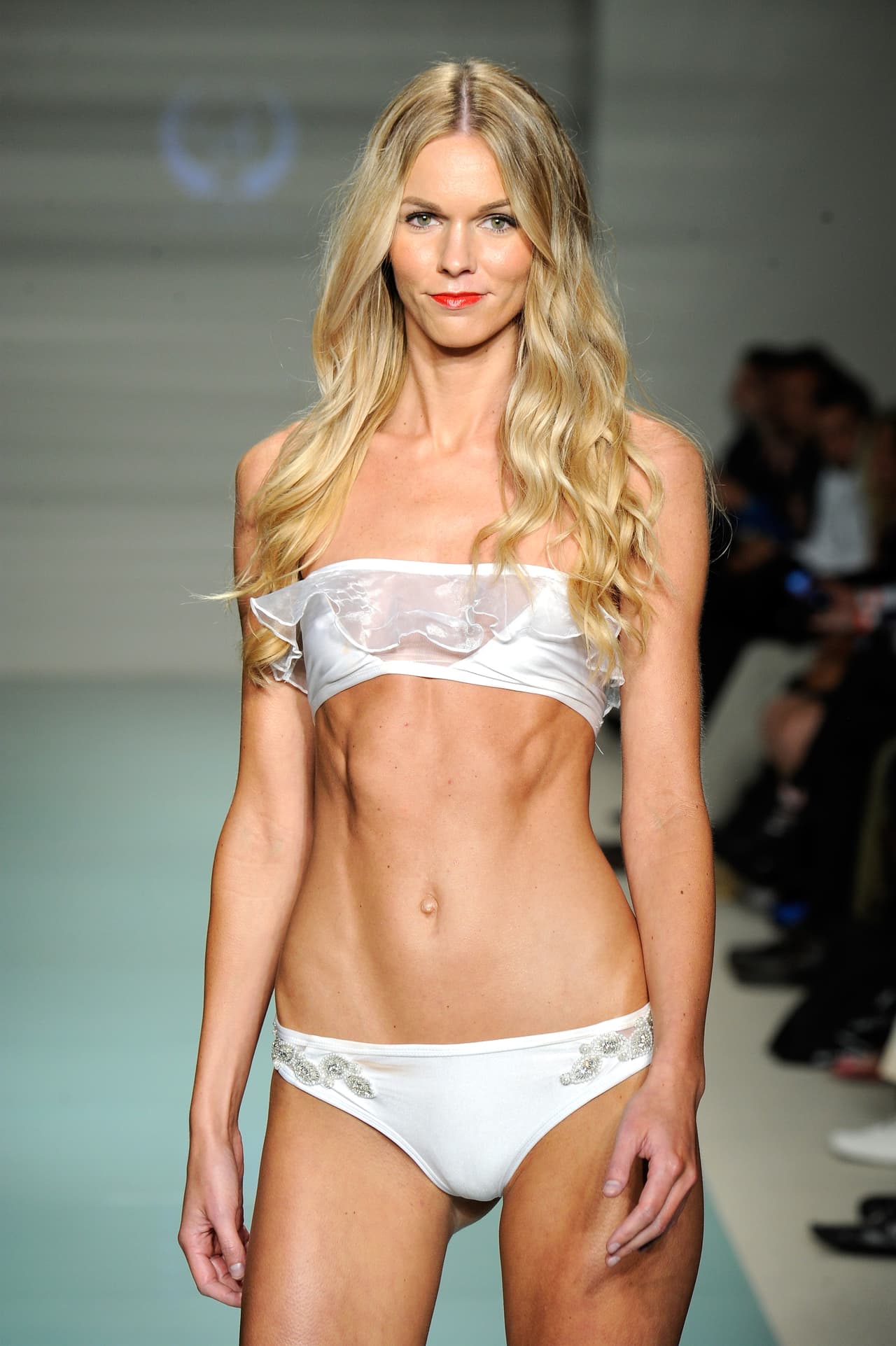 La firma Du Aqua al parecer planea inmortalizar en la playa este gusto de temporada por los boleros y los holanes. Por eso propuso strapless sutiles llenos de movimiento, ideales para aquellas que tienen poco busto.