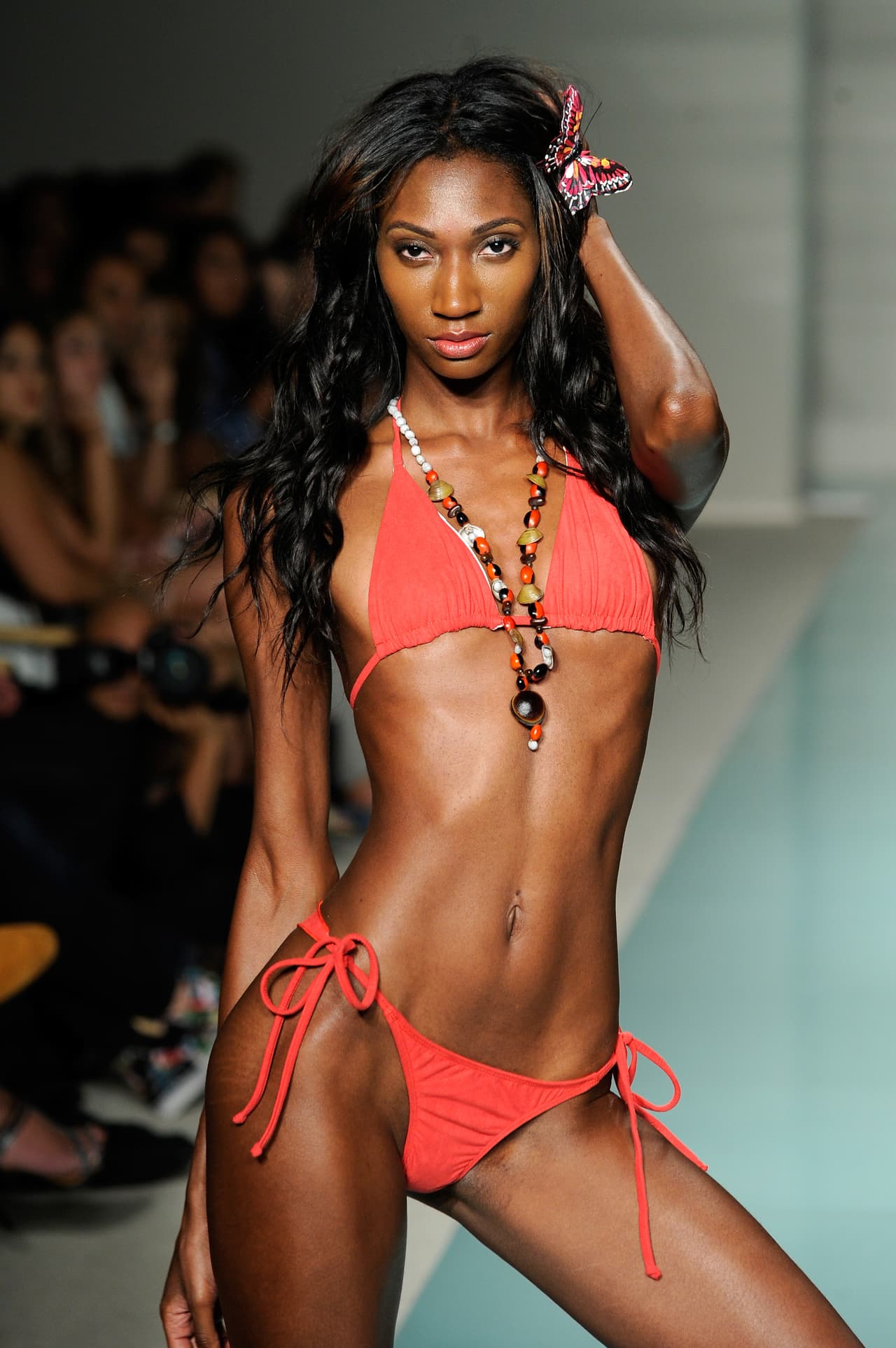 Los bikinis básicos de amarres laterales de un solo color de Courtney Allegra propusieron un destierro para los estampados demasiado sobrecargados en la playa.