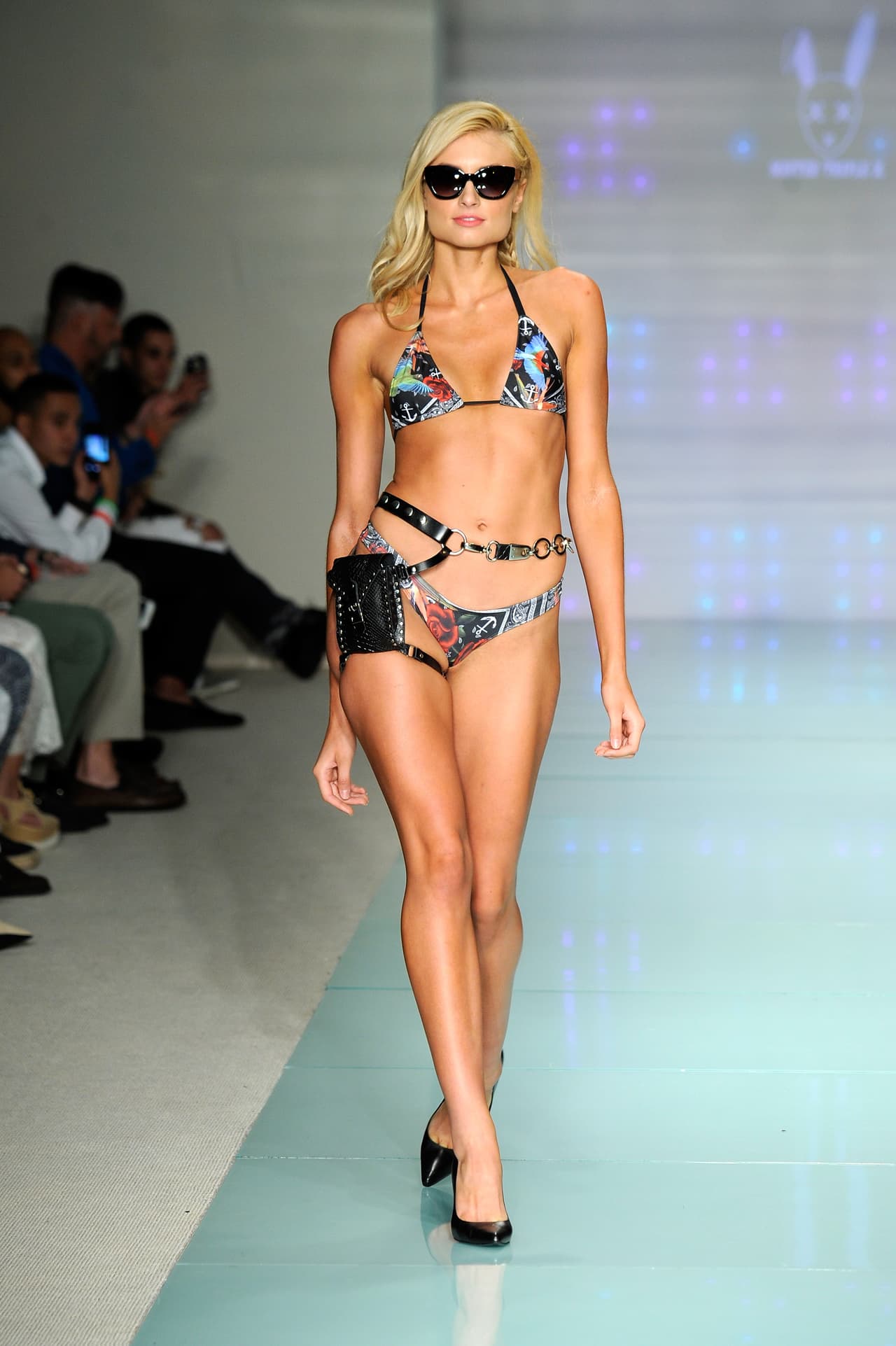 L.A.M.B. hizo las bases negras en los estampados la ruta más certera para hacer que los trajes de baño se vieran más elegantes.