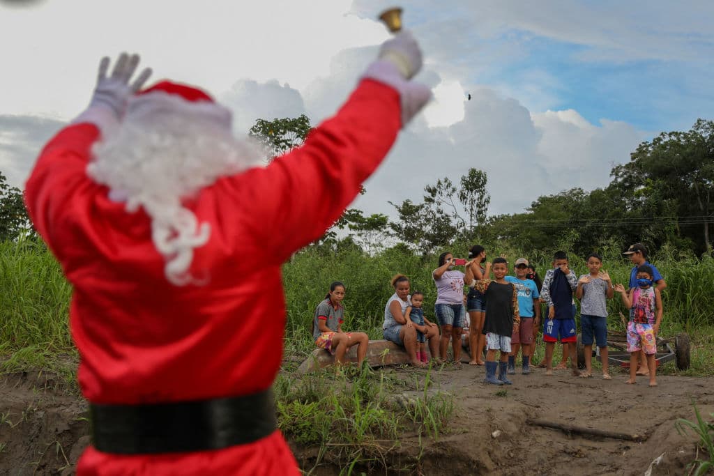 "¡Feliz Navidad!", exclama tocando una campana, antes de desembarcar en la localidad de Paraná da Terra Nova, a unas 15 millas (24 km) de Manaus, la mayor metrópolis amazónica.