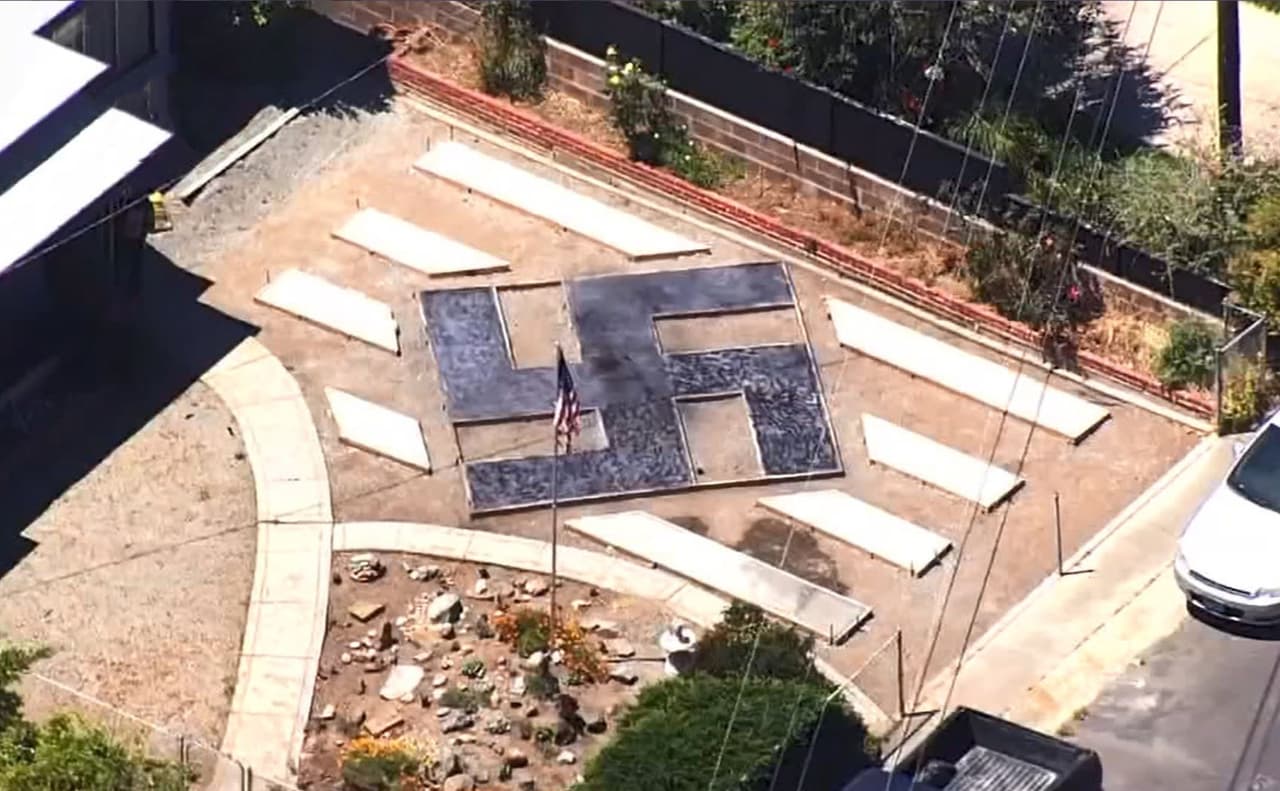 La Policía local dijo que de momento no existe ninguna investigación abierta ni quejas oficiales de los vecinos, quienes aseguran que aunque se trate de una propiedad privada, es un gesto “muy inapropiado”.