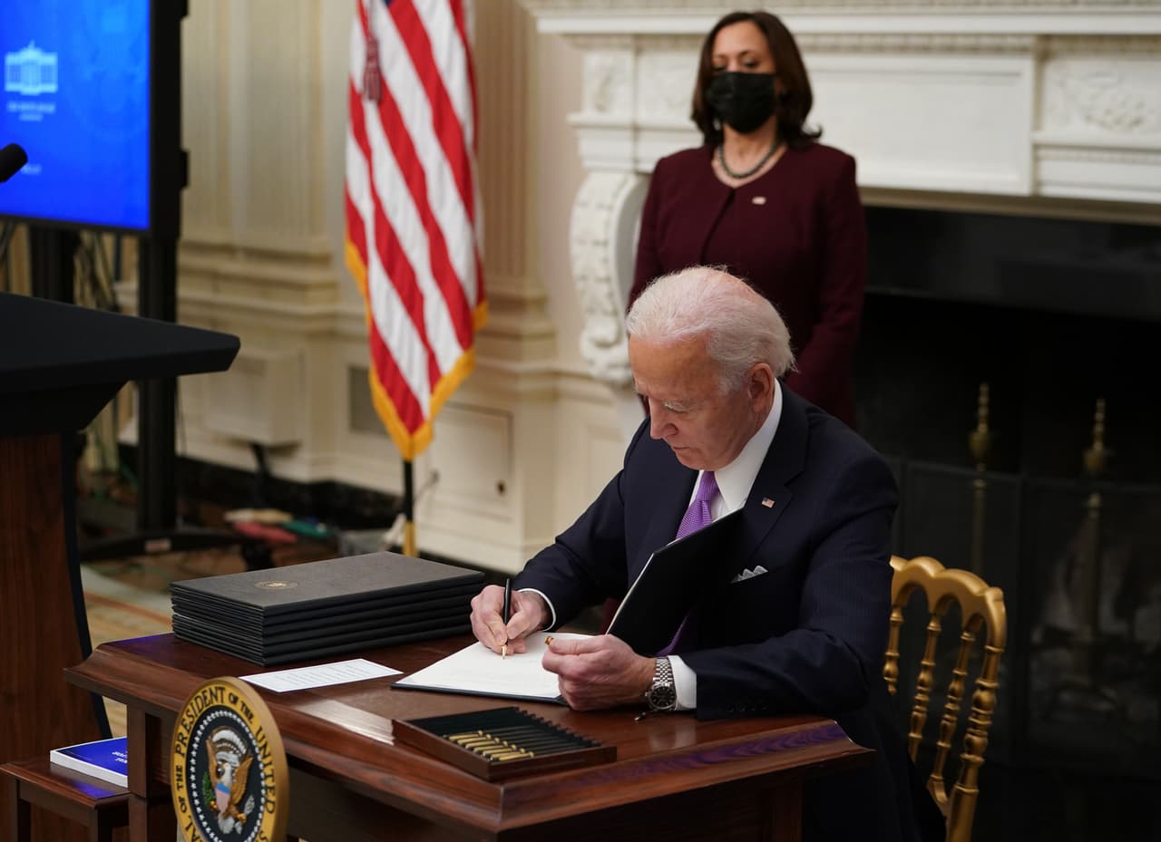 La nueva norma del gobierno de Biden también indica que quienes vengan al país deben estar 14 días en cuarentena, aunque han indicado que la cantidad podría cambiar. 
<br>