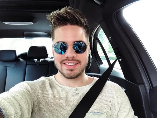 Las gafas de espejo son un accesorio que no podía faltar en el outfit de William Vladés. A él le encata estar siempre a la moda (Octubre 2, 2016)