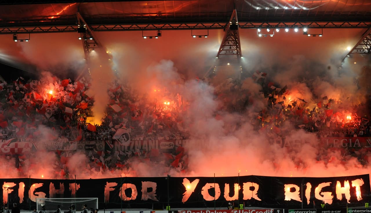 Legia Warszawa tiene una gran afición, los polacos acompañan a su club a todos lados sin importar qué esté en juego.