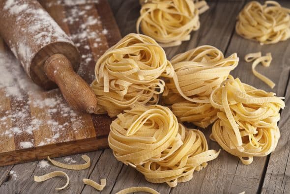 Cocina 4 onzas de fetuccini (113 g), siguiendo las instrucciones del paquete. Cuela y reserva.