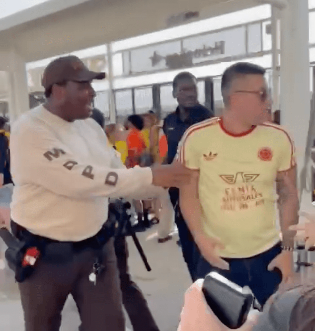 Había confusión entre la fanaticada, mientras que los oficiales de seguridad y orden intentaban controlar el estallido de violencia.