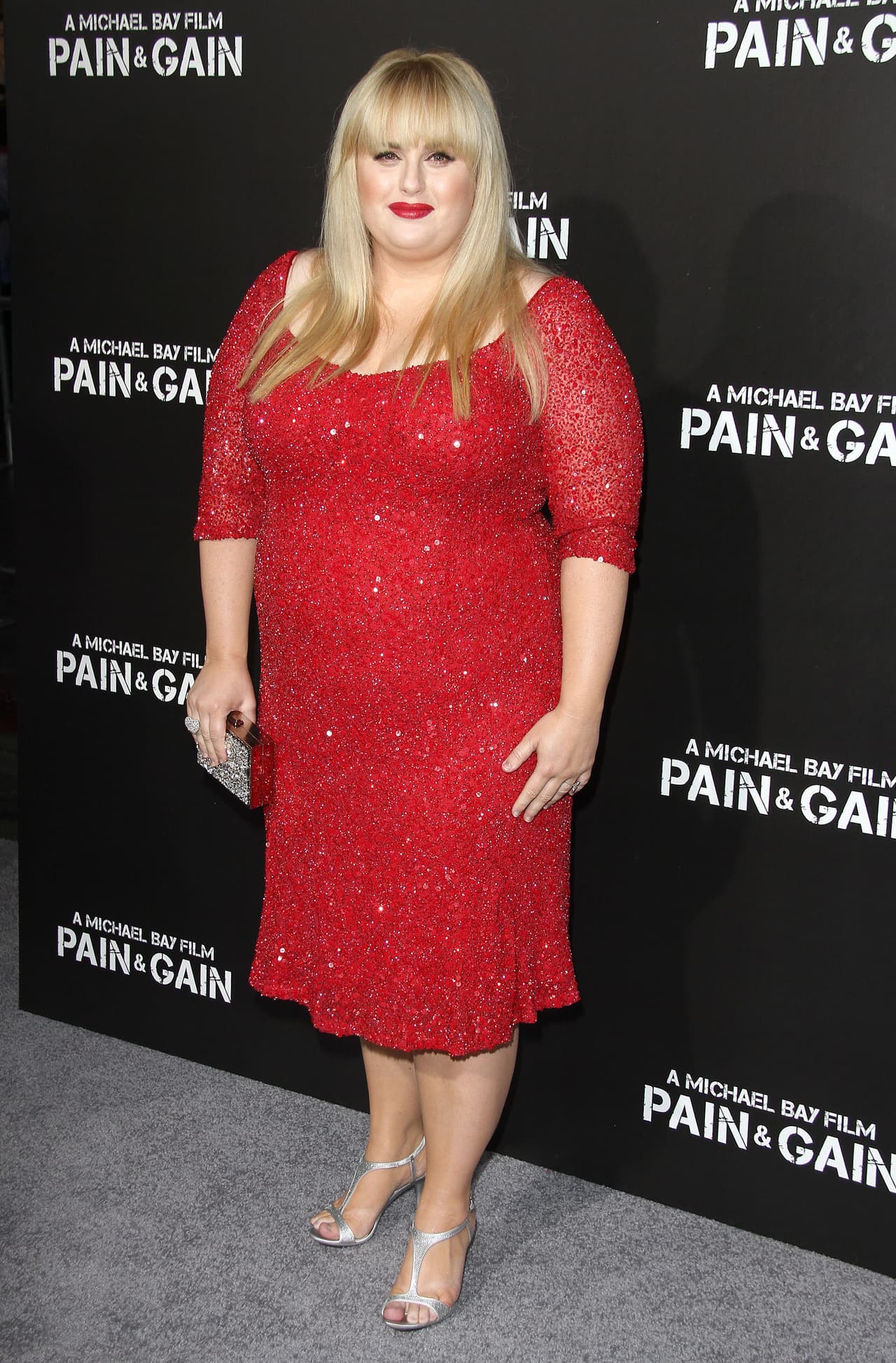 "Me gusta tener curvas y comer postres un día sí, un día no, así que por eso soy como soy", declaraba a E! News.