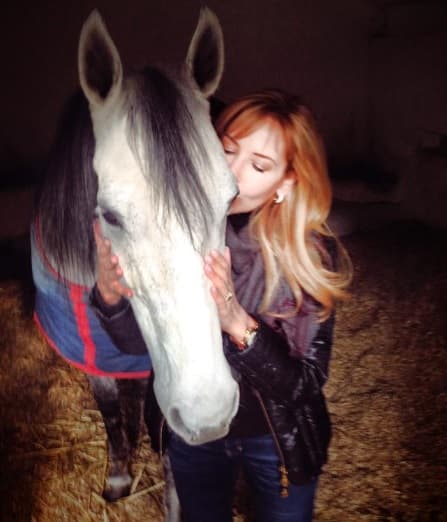 "
<b>Es una amiga</b>. Después de casi cinco meses de viudo y de estar alejado de eventos públicos (asistir a la corrida) es una forma de ir retomando gradualmente las actividades y eventos", dijo. 
<br>