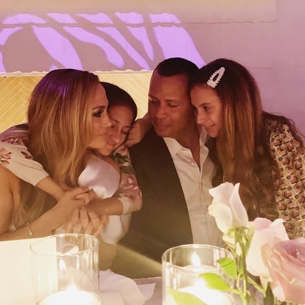 El pasado viernes 18 de octubre no fue la excepción, pues JLo utilizó su cuenta de Instagram para elogiar a 
<b>dos integrantes de su familia</b>.