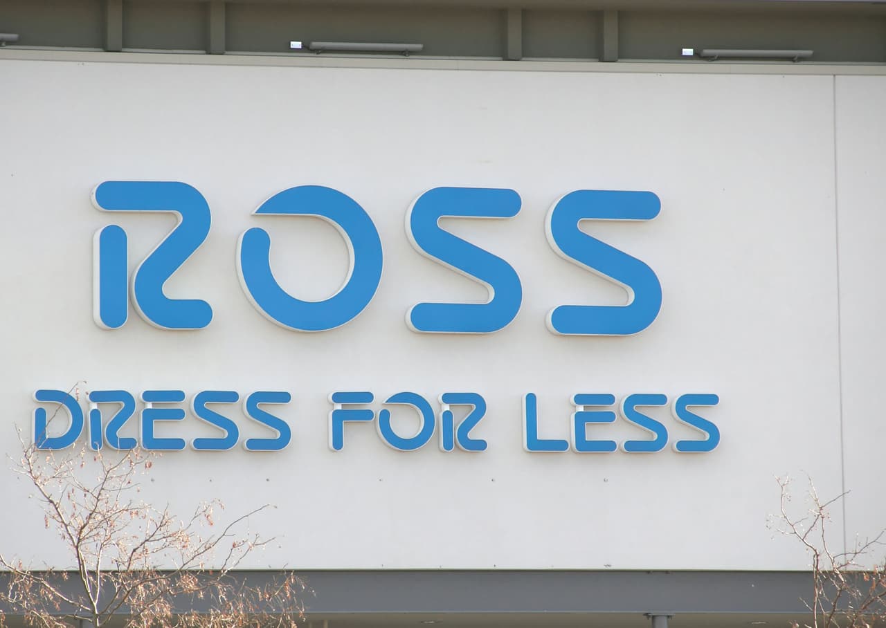 <b>Ross:</b>
<br>
<br>⏱ 
<b>24 de diciembre:</b> Horario regular de 8:00 am a 12:00 am, pero puede variar por localidad
<br>⏱ 
<b>25 de diciembre:</b> Cerrado
<br>⏱ 
<b>26 de diciembre:</b> Horario regular de 8:00 am a 12:00 pm, pero puede variar por localidad