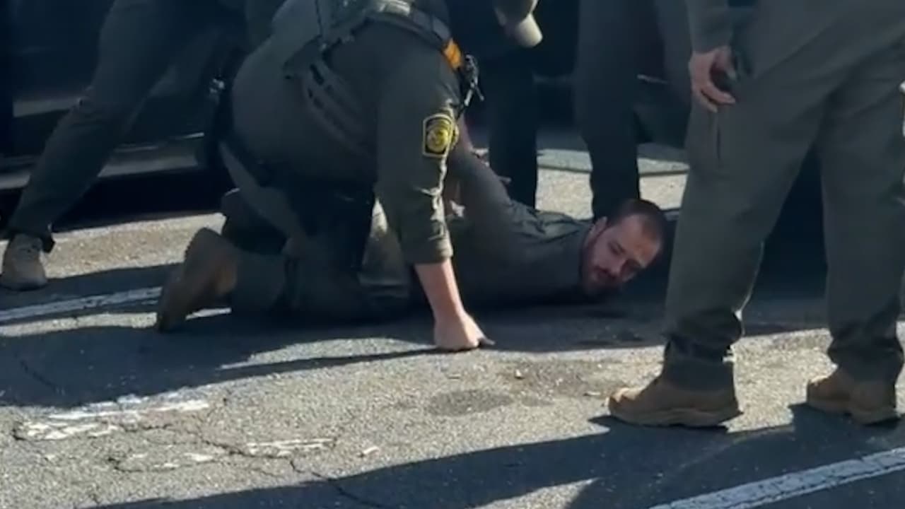 Agentes federales arrestan violentamente a un ciudadano que documentaba un operativo de inmigración