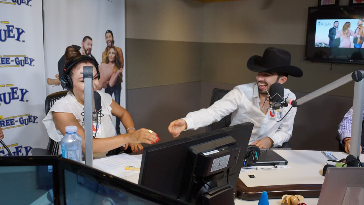 Joss Favela llegó con guitarra en mano a la cabina del Free-guey show y nos deleitó con su música.