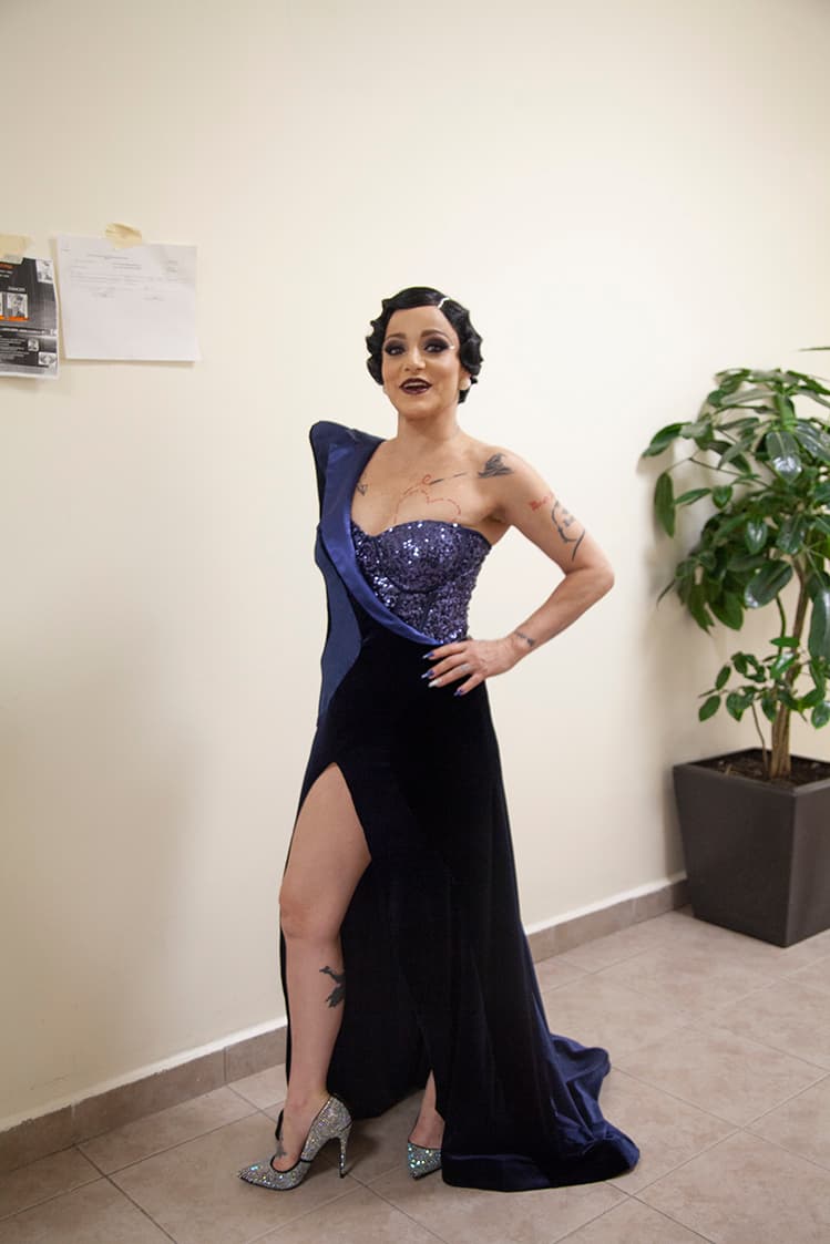 4. El look de Betty Boop con el que llegó Lola Cortés. Después de habernos sorprendido con su look más dark y el más caricaturesco, Lola se fue a la segura y hasta nos transportó a los años 20.