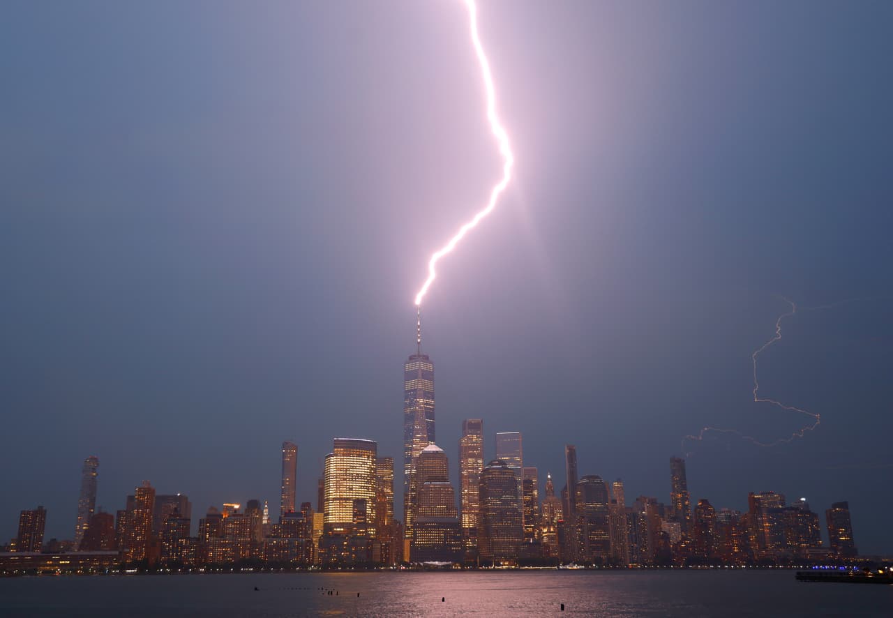 Un aviso por calor excesivo del martes continúa vigente para Nueva York y Nueva Jersey hasta las 8 de la noche de este miércoles, mientras se esperan más tormentas eléctricas.