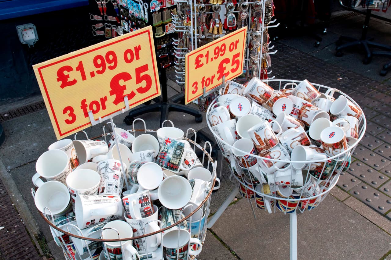 En comparación, las tazas que no tienen las imágenes de la familia real se consiguen hasta en oferta: tres por el equivalente a 7 dólares.