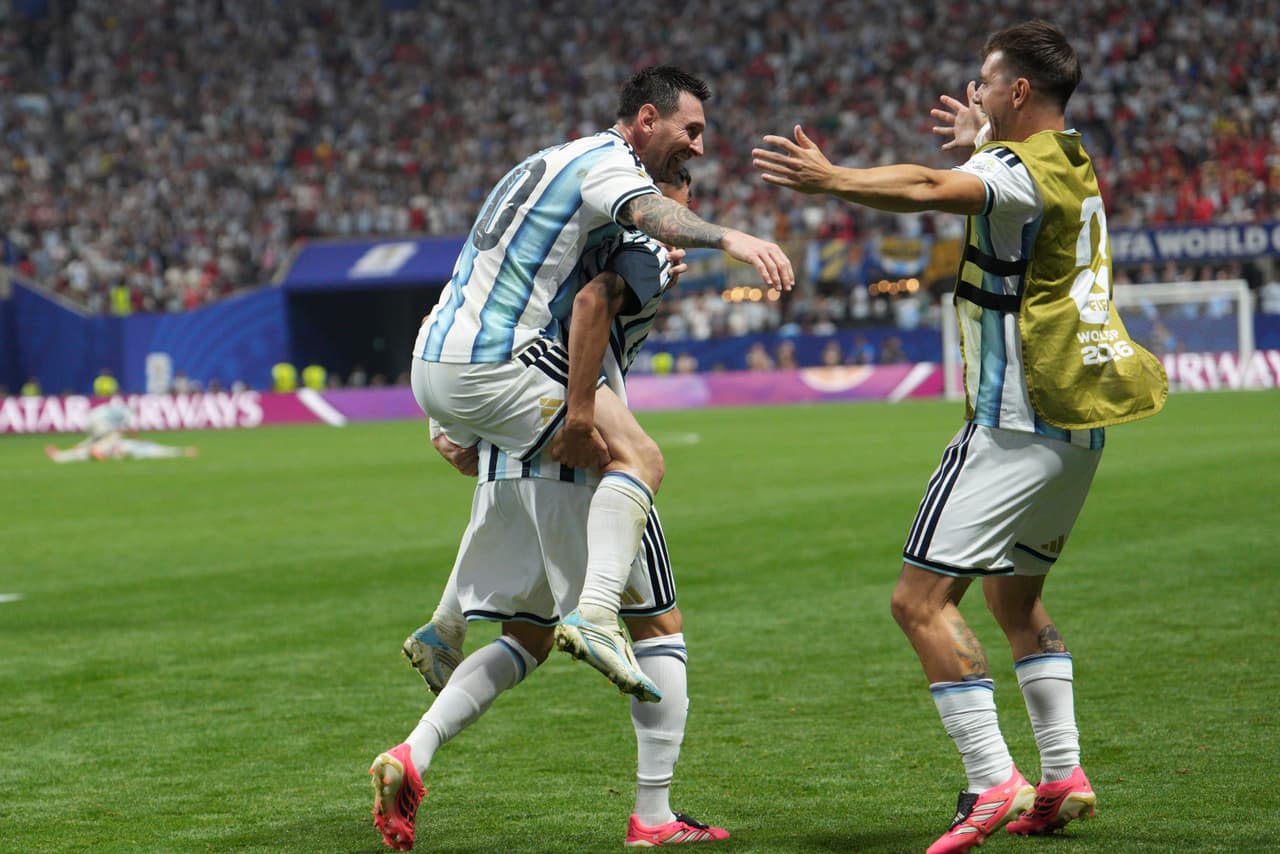 Lionel Messi (10), de Argentina, celebra con sus compañeros el tercer gol de su equipo durante el partido de octavos de final de la Copa Mundial entre Argentina y Egipto en Atlanta, el martes 7 de julio de 2026.