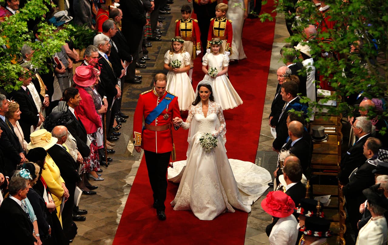 Así se casaron Kate Middleton y el Príncipe Guillermo en la Abadía de Westminster el 29 de abril de 2011. La novia llevó un vestido de la emblemática casa inglesa Alexander McQueen liderada para entonces por la diseñadora Sarah Burton.