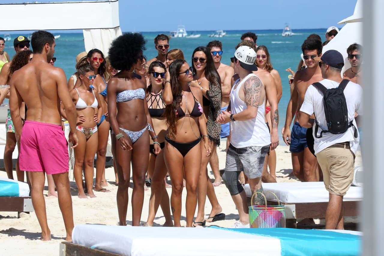 Pero esta vez lo captamos poniendo los pasos de baile al nuevo video musical de Wisin.