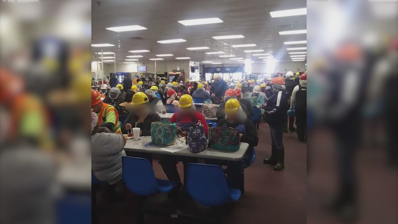 “Vamos asustados a trabajar”: Hispanos temen contagiarse de coronavirus en las plantas de alimentos