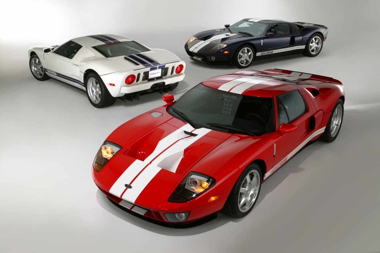 <b>Ford construyó un total de 4,038 unidades del Ford GT entre el verano de 2004 y 2006</b>. Cada auto fue prácticamente construida a mano en la desaparecida planta de Ford en Wixom en el estado de Michigan. El GT estaba equipado con un motor V8 súper-cargado de 5.4 litros derivado de la planta motriz del Ford SVT Cobra R 2000 de 2004, que desarrollaba 550 caballos de fuerza. El GT tenía un precio cercano a 150,000 dólares pero las unidades iniciales fueron vendidas con un sobreprecio de hasta 100,000 dólares.