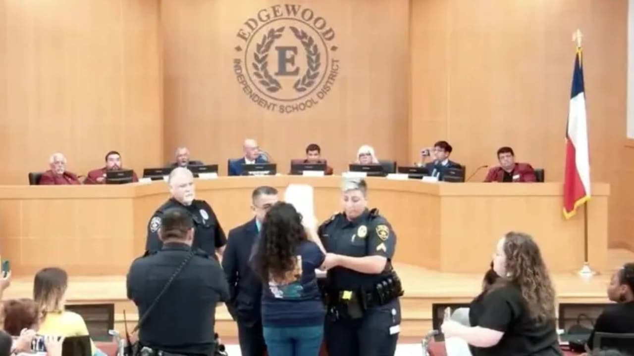 Madre hispana enfrenta tres cargos criminales tras reclamar en junta escolar