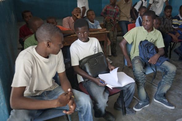 Otro objetivo de este proyecto es lograr la enseñanza primaria universal, asegurando que, en 2015, los niños y niñas de todo el mundo puedan terminar un ciclo completo de enseñanza primaria.