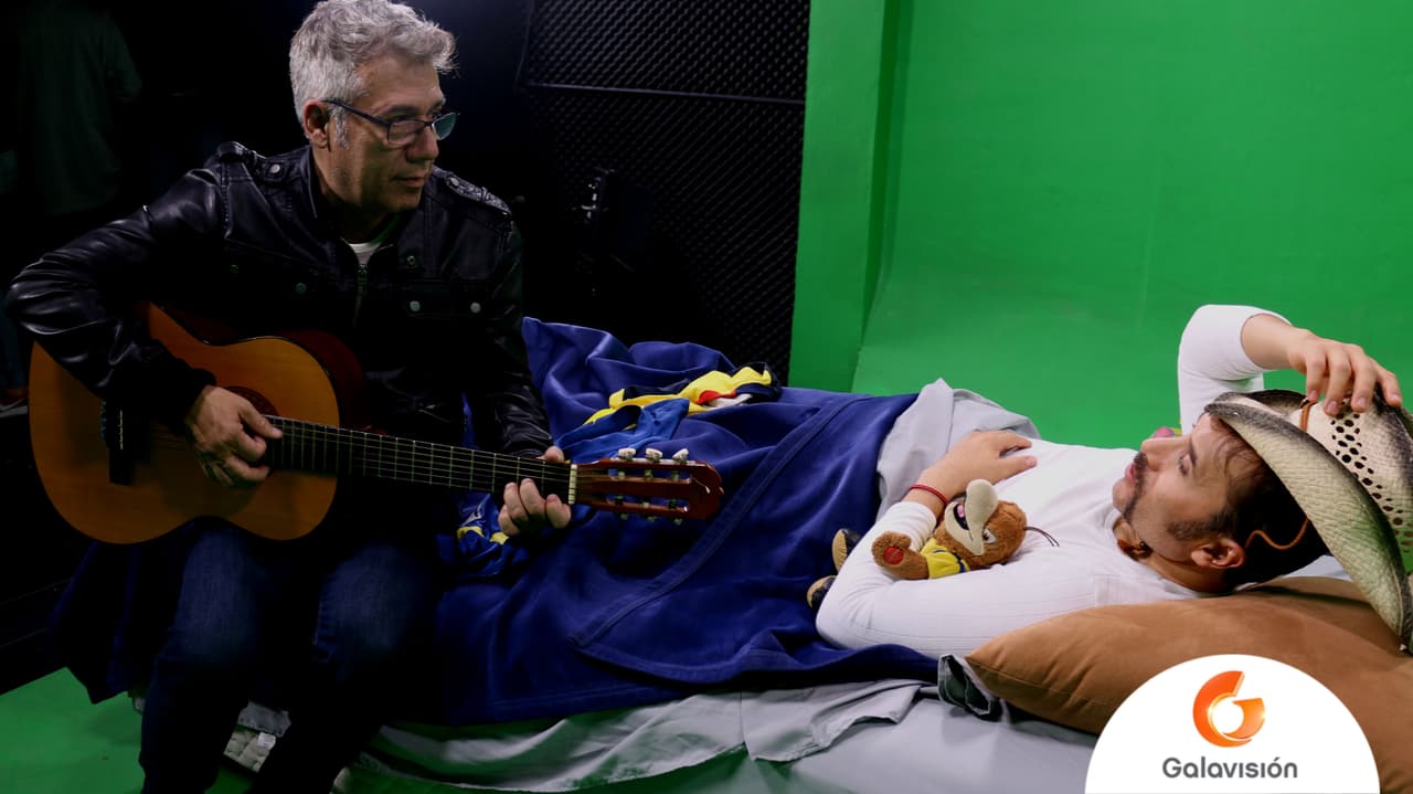 Mientras se afinaban los detalles en producción, el director José Sierra le dio una pequeña serenata a Luis Manuel.