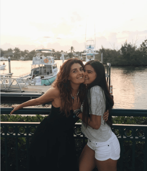 Pero ella también heredó la belleza natural y carisma de su talentosa madre.