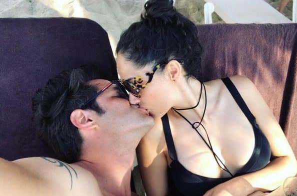 "La mañana pasa, la tarde oscurece y la noche vuelve a aclarar. Lo que nunca terminará es lo que siento por ti. Te amo mi vida. ¡Eres lo mejor en mi existencia!" se puede leer en la foto que compartió 
<b><a href="http://www.univision.com/temas/mark-tacher">Mark</a></b> en su cuenta de Instagram, causando decenas de reacciones entre sus seguidores y la prensa de espectáculos.