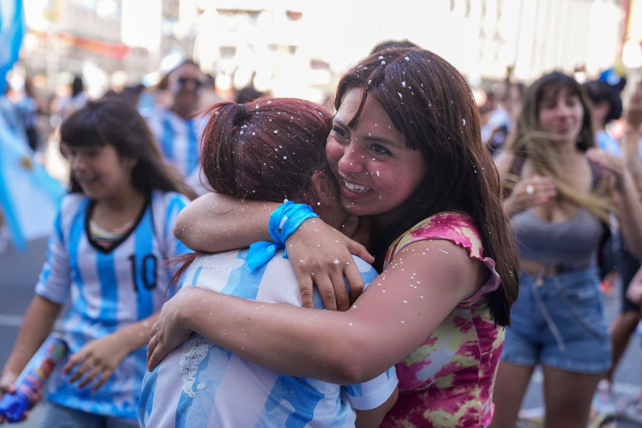 Los abrazos se multiplicaron en las calles de Buenos Aires después de finalizado el partido. Millones de argentinos lloraron, gritaron y se fundieron en interminables abrazos en sus casas, en bares y en plazas de decenas de ciudades en las que se congregaron para ver la final de infarto en grandes pantallas.