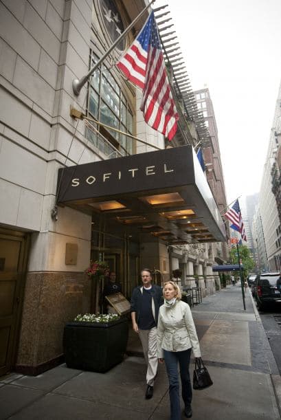 14 de mayo de 2011: Detención en el aeropuerto Kennedy de Nueva York a bordo de un avión de Air France con destino a París, cuando se esperaba que Strauss-Kahn fuera el candidato socialista para la presidencia de Francia. Se lo acusa de agresión sexual contra la empleada Nafissatou Diallo del hotel Sofitel de Manhattan. Aunque niega los hechos, es encarcelado y más tarde puesto bajo arresto domiciliario a la espera de una audiencia ante la corte en Nueva York. Renuncia a su puesto de jefe del FMI.