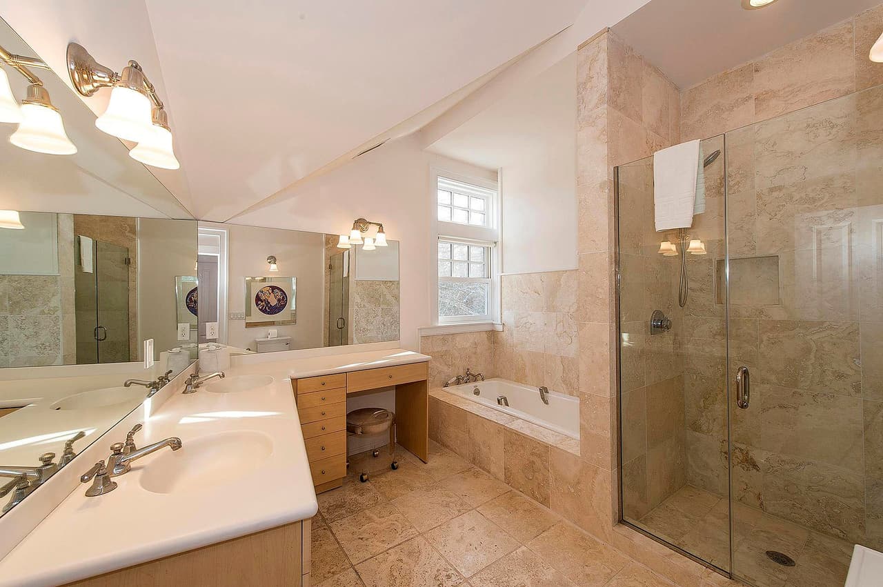 El New York Post afirma que Rihanna, de 32 años, también está en búsqueda de una casa en Malibú.
<br>