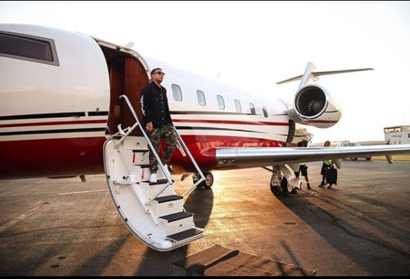 No dudamos que
<b> uno de sus gustos más caros y sofisticados sea volar</b> y más cuando tratándose del alquiler de aviones privados. Después de haber vendido más de 18 millones de copias y con una agenda llena de conciertos, Daddy Yankee cuenta con la chequera para cubrir un gasto de esos.
