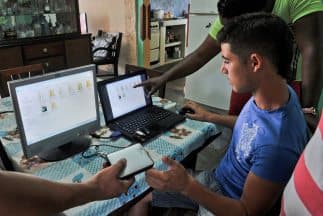 Jóvenes cubanos descargan películas, series y programas informáticos en una casa en La Habana. Foto STR/AFP/Getty Images