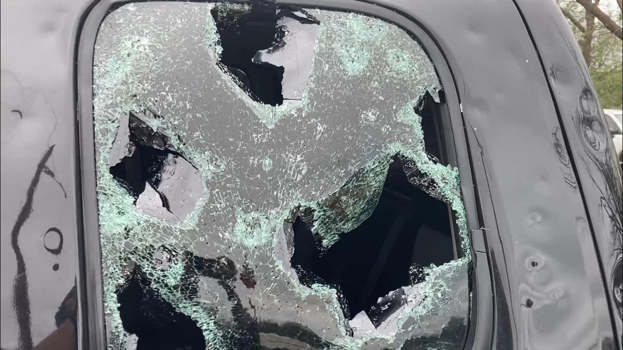 Si son suficientemente duros cuando llegan al suelo, los granizos pueden causar daños por un valor entre 
<a href="https://www.iii.org/fact-statistic/facts-statistics-hail" target="_blank">$8 y $14 mil millones al año</a>.