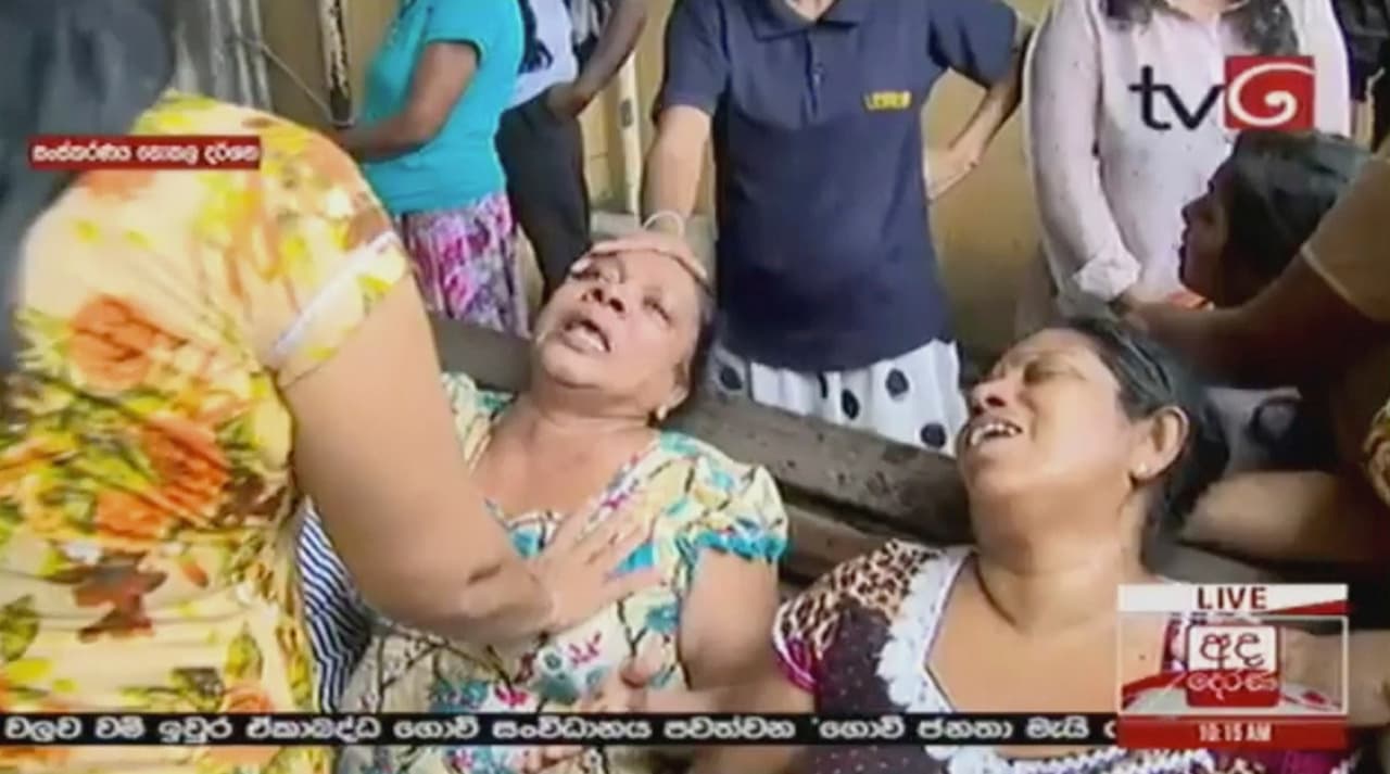 En esta imagen tomada de un video y proporcionada por Derena TV, mujeres expresan su dolor tras una explosión en Colombo, el domingo 21 de abril de 2019.